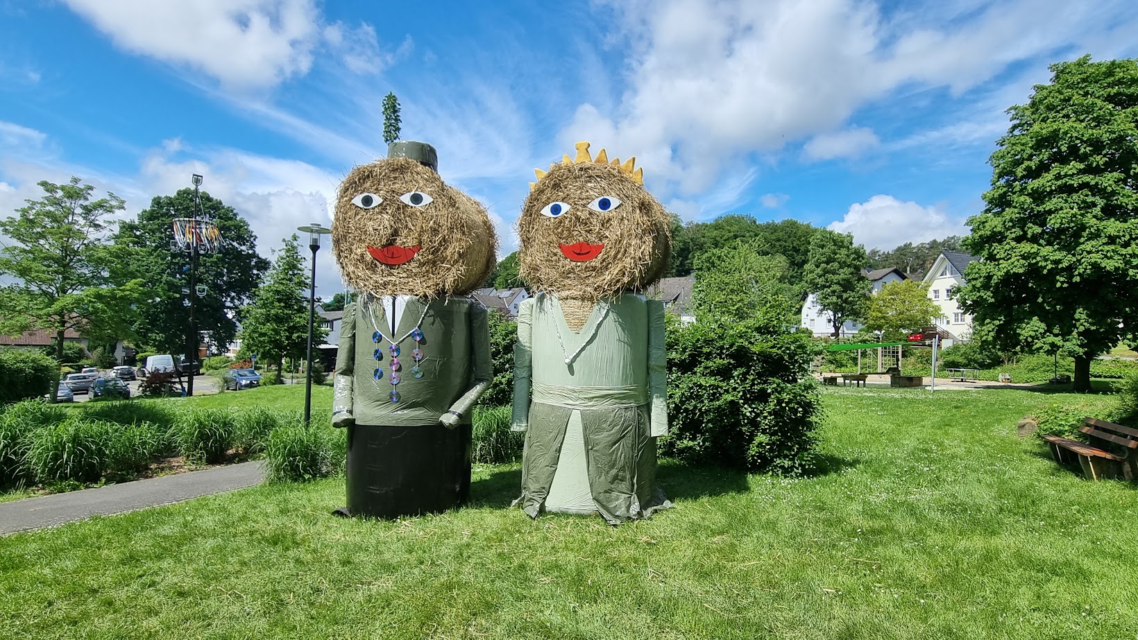 Königspaar-Strohfiguren beim Schützenfest